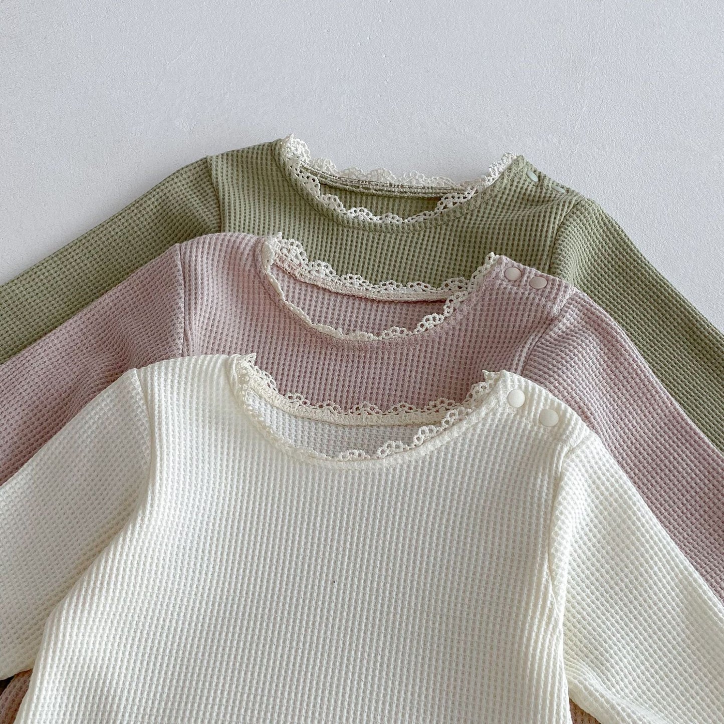 Autumn Arrival Baby Unisex Long Sleeves Lace Trim Decorated Waffle Grid Onesies with Hat