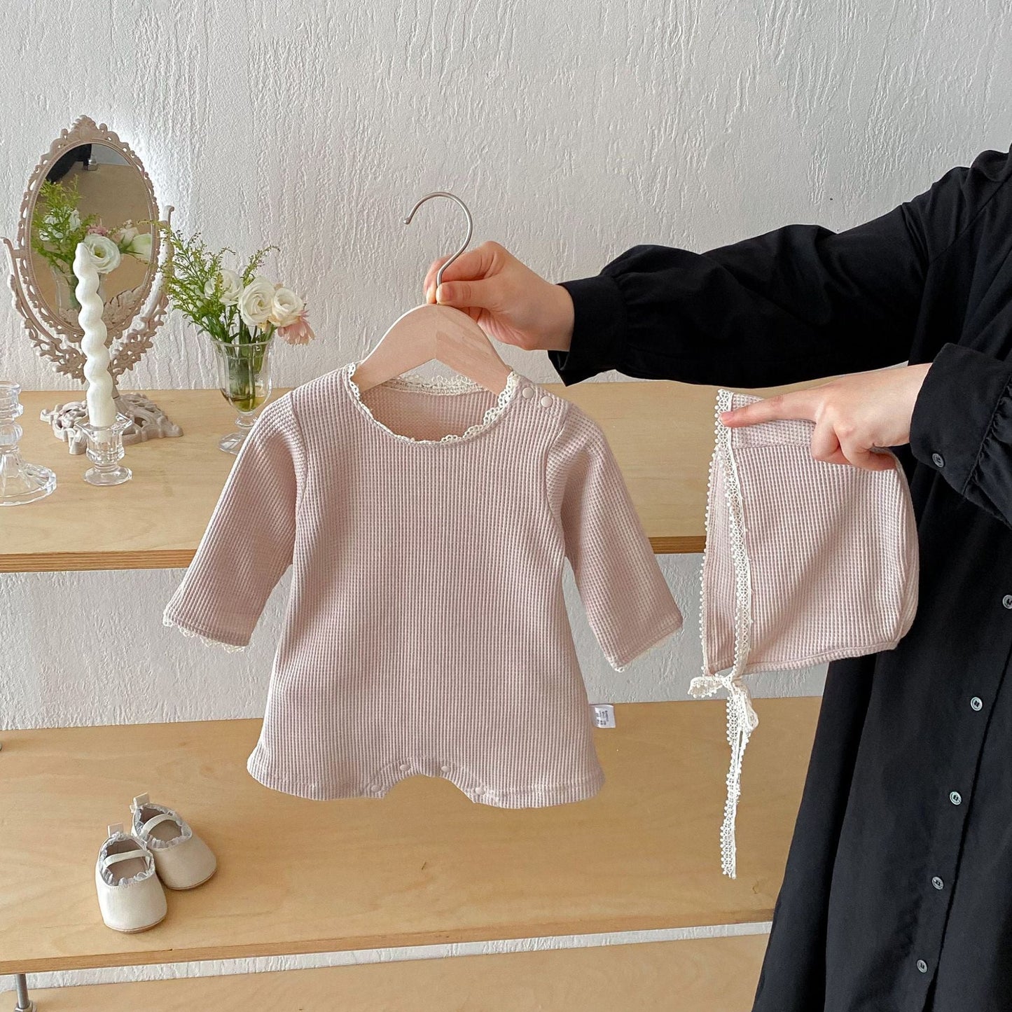 Autumn Arrival Baby Unisex Long Sleeves Lace Trim Decorated Waffle Grid Onesies with Hat