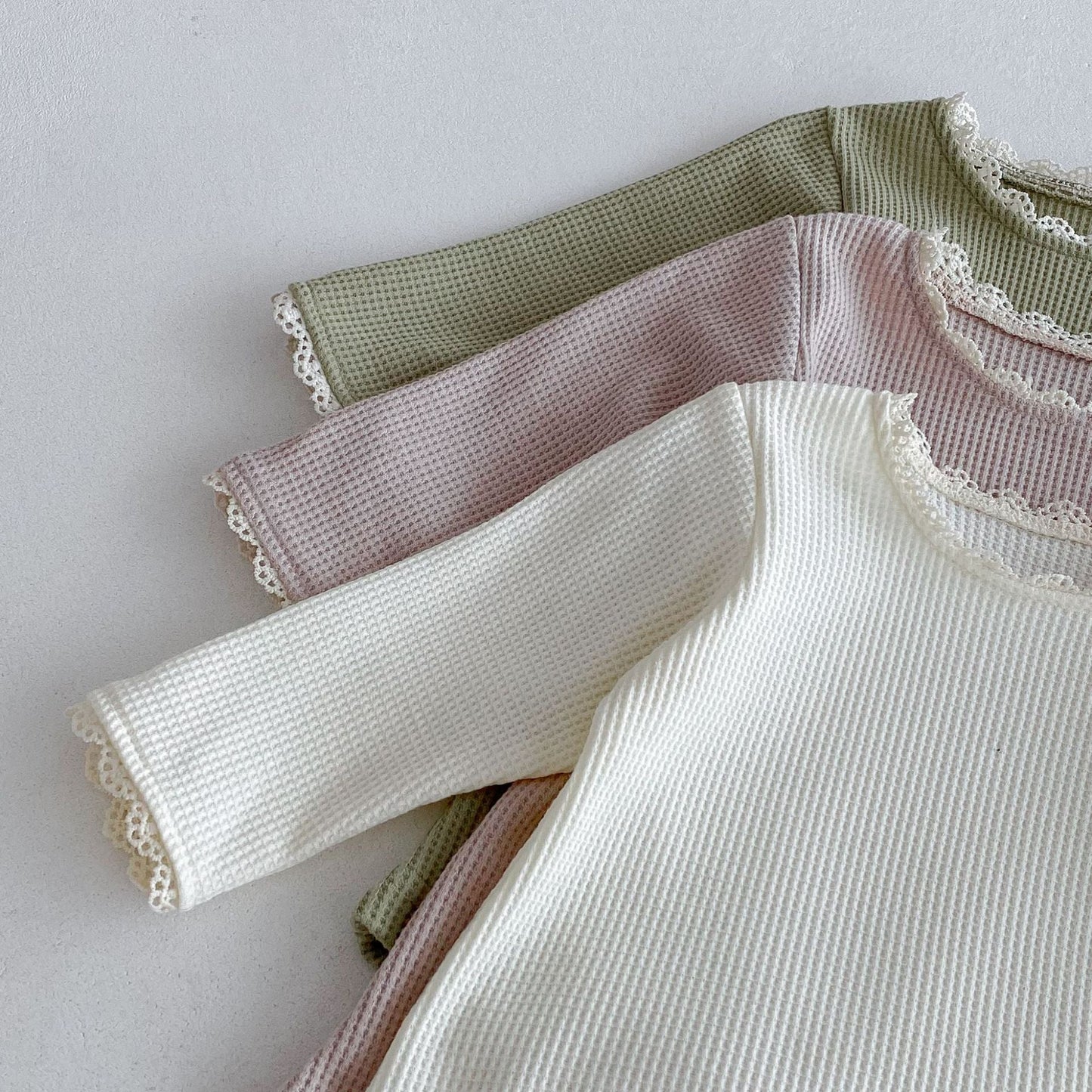 Autumn Arrival Baby Unisex Long Sleeves Lace Trim Decorated Waffle Grid Onesies with Hat